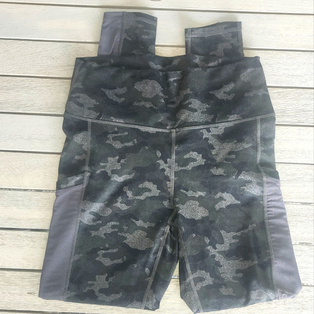 Fabletics | Leggings with Mesh Side Panels and Pockets | SZ M